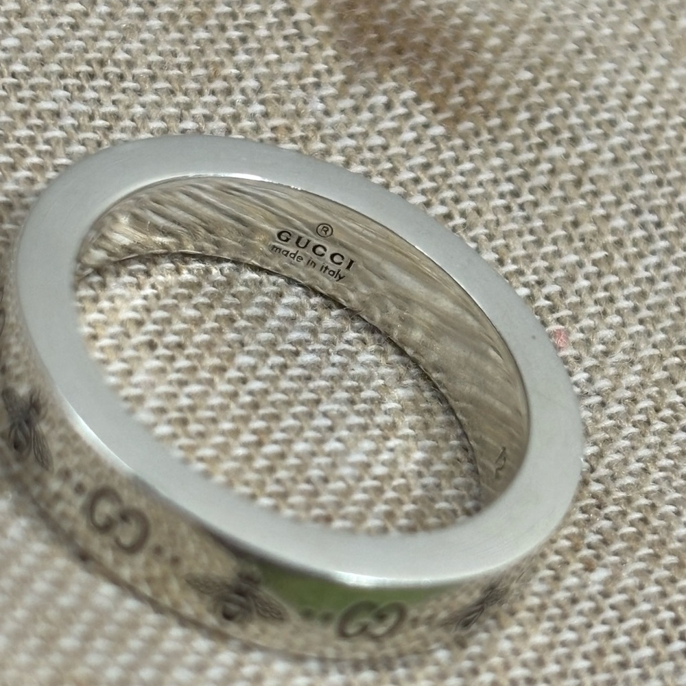 Gucci GG and Bee Engraved Silver Ring - Picture 4 of 9